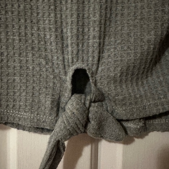 BUCKLE - Daytrip Youth Waffle tie front shirt in gray. Youth size Small - Picture 3 of 4